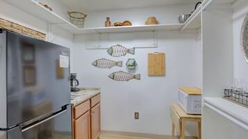 Refrigerador, microondas, parrilla de estufa y cafetera y tetera