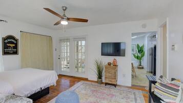 Tabla de planchar con plancha, wifi gratis y ropa de cama