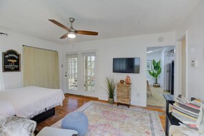 Tabla de planchar con plancha, wifi gratis y ropa de cama