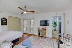 Unclassified image, 5 of 26, button - Tucker #2 (Studio) · Studio Oasis+Private Patio -Super Walkable-Midtown (Memphis)