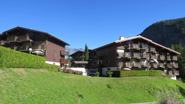 A mountain lodge with multiple balconies and a view of the mountains. - 2nd floor, balcony, parking, tv, 21m², Les Houches (Les Houches)