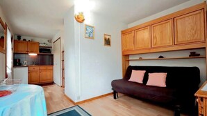 A compact living space with a kitchenette, a sofa, and a dining table. - 2nd floor, balcony, parking, tv, 21m², Les Houches (Les Houches)