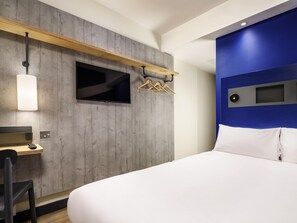 Hypo-allergenic bedding, memory foam beds, desk, laptop workspace - ibis budget Manchester Airport (Manchester)