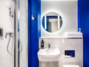 Standard dubbelrum - 1 dubbelsäng | Allergitestade sängkläder, memory foam-madrasser och skrivbord