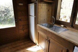 Réfrigérateur, micro-ondes, lave-vaisselle, cafetière/bouilloire