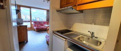 Køleskab, opvaskemaskine, kaffe-/temaskine, brødrister