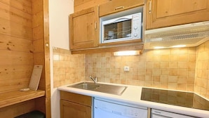 Wasserkocher mit Kaffee-/Teezubehör, Kühlschrank, Geschirrspüler