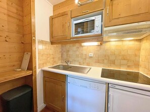 Réfrigérateur, lave-vaisselle, cafetière/bouilloire, grille-pain