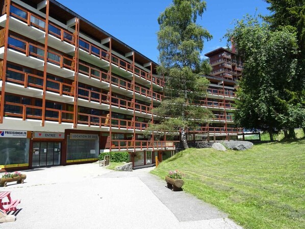 Un hôtel à plusieurs étages, doté d’une architecture moderne, de balcons et d’une entrée principale.