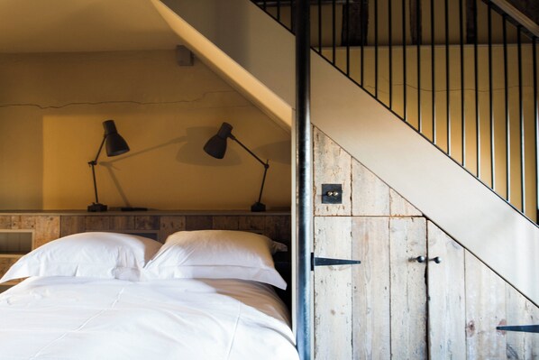 8 bedrooms, Egyptian cotton sheets, desk, iron/ironing board - Uniquely restored stables - 8 bedrooms, dinning room, roll top baths, firepit (Wimborne)