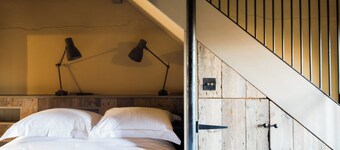 Uniquely restored stables - 8 bedrooms, dinning room, roll top baths, firepit 