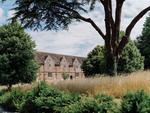 Exterior - Uniquely restored stables - 8 bedrooms, dinning room, roll top baths, firepit (Wimborne)