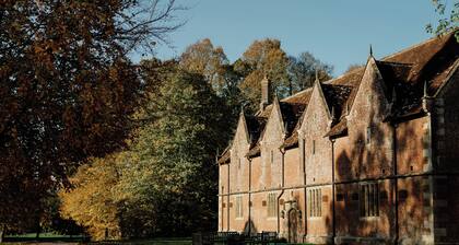 Uniquely restored stables - 8 bedrooms, dinning room, roll top baths, firepit