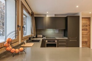 Fridge, oven, stovetop, dishwasher