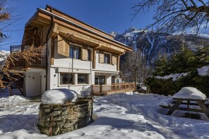 Situated in a serene mountain backdrop, this chalet offers a balcony with outdoor space.