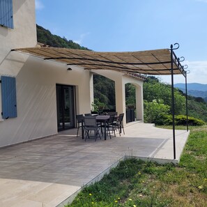 Outdoor dining - Air-conditioned house with swimming pool in the Cévennes (ROQUEDUR)
