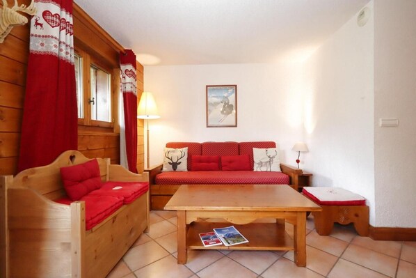 TV - 200m from ski lifts, Ground floor, view mountain, swimming pool, balcony, parking, tv, ski locker (Les Houches)