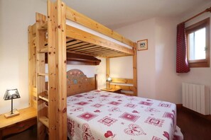 1 bedroom - 200m from ski lifts, Ground floor, view mountain, swimming pool, balcony, parking, tv, ski locker (Les Houches)