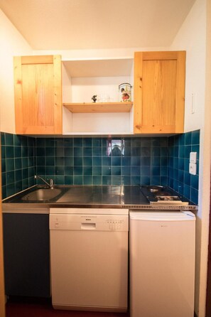 Een koelkast, een microgolfoven, een oven, een vaatwasser