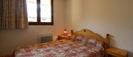 1 habitación, acceso a internet y ropa de cama