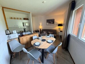 A compact living space with a kitchenette, dining area, and a sofa. - Ski-in/ski-out & foot of the slopes, 2nd floor, view ski slopes, balcony, tv, 48m², Montgenèvre (Montgenèvre)
