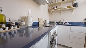 Fridge, oven, stovetop, coffee/tea maker