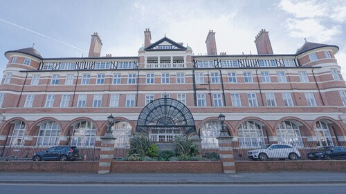 Burlington Mansions - Stunning Coastal Apartment