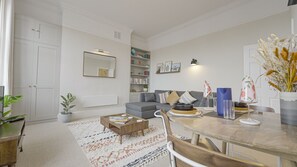 Smart TV, books, video library - Burlington Mansions - Stunning Coastal Apartment (Boscombe)