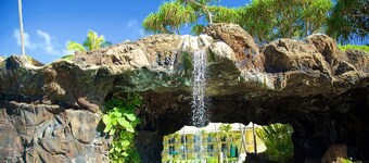 Beautiful Oceanfront Resort With Walk Out Lanai to the 4 Resort Pools and Beach