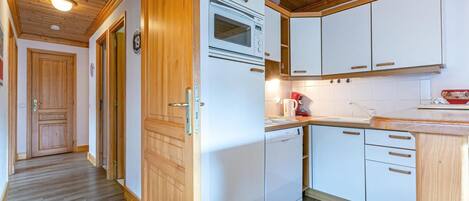 Réfrigérateur, four, cafetière/bouilloire, grille-pain