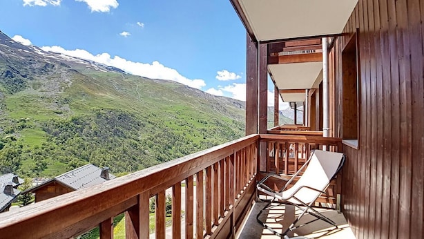 A wooden balcony with a view of a mountainous landscape. - 200m from ski slopes, 1st floor, balcony, tv, 50m², Les Menuires (Les Menuires)