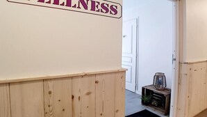 A hallway with a sign reading "WELLNESS" on the wall. - 200m from ski slopes, 1st floor, balcony, tv, 50m², Les Menuires (Les Menuires)