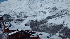 A snow-covered mountain with wooden cabins. - 200m from ski slopes, 1st floor, balcony, tv, 50m², Les Menuires (Les Menuires)