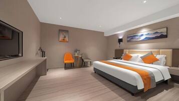 Una habitación de hotel moderna con una cama grande, un escritorio y una silla.