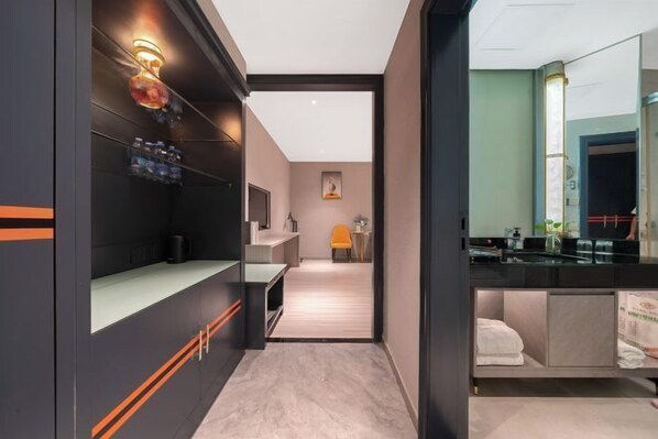 A modern bathroom with a large mirror, a sink, and a towel rack. - Hao Fu Hua Hotel (Quanzhou)