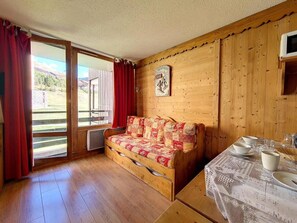 Living area - 4th floor, balcony, tv, 26m², Les Menuires (Les Menuires)