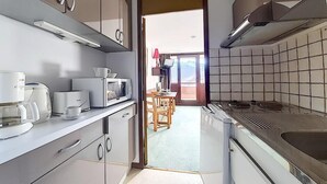 Kaffetrakter/tekoker, kjøleskap, mikrobølgeovn og ovn
