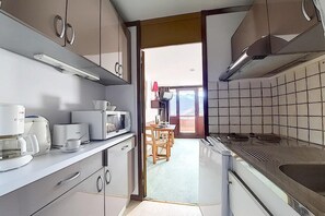 Een koelkast, een microgolfoven, een oven, een vaatwasser