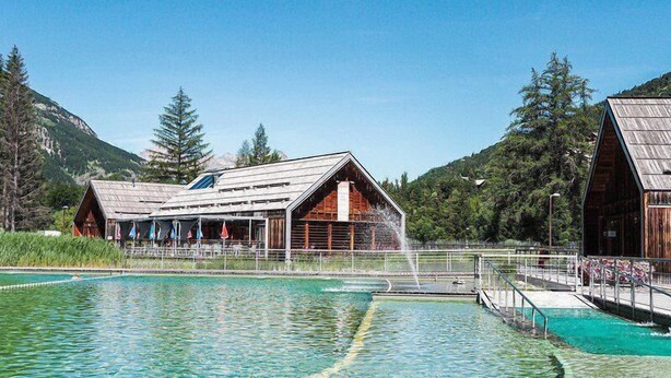 A rustic wooden building with a swimming pool in front. - 100m from shops, 1st floor, view street, 32m², Serre Chevalier (SERRE CHEVALIER)