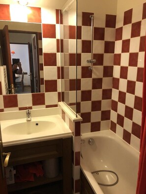 Baignoire, sèche-cheveux
