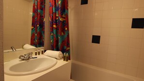 A bathroom with a sink, mirror, and shower area. - 150m from ski slopes, Ground floor, balcony, 30m², Val Thorens (Val Thorens)