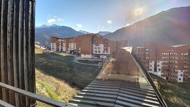 Blick auf ein Mehrstöckgebäude mit einer Treppe zum Eingang.