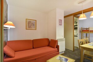 Living area - 100m from resort center, 1st floor, view ski slopes, balcony, tv, 23m², La Plagne (La Plagne)