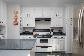Refrigerador, microondas, horno y parrilla de estufa 