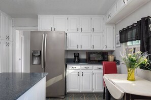 Refrigerador, microondas, horno y parrilla de estufa 
