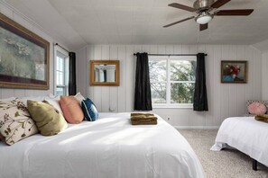 4 Schlafzimmer, Schreibtisch, Bügeleisen/Bügelbrett, WLAN