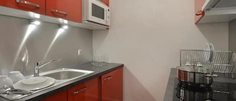 ثلاجة، ميكروويف، غسالة أطباق