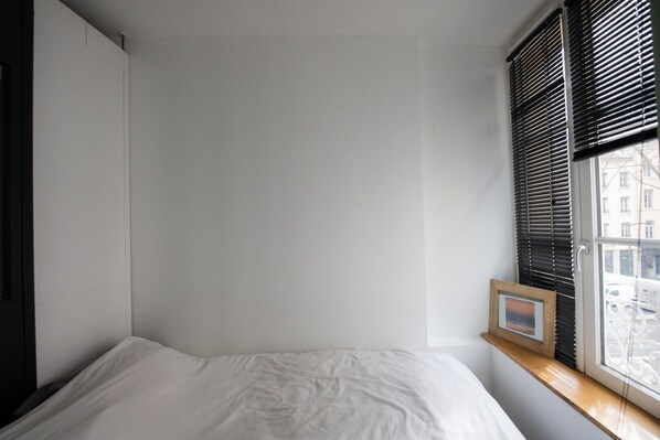 1 多间卧室、上网接入、床单