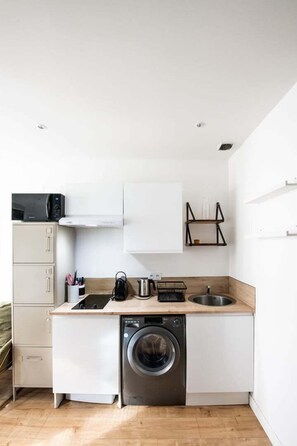 冰箱、微波炉、茶具/咖啡用具、餐桌