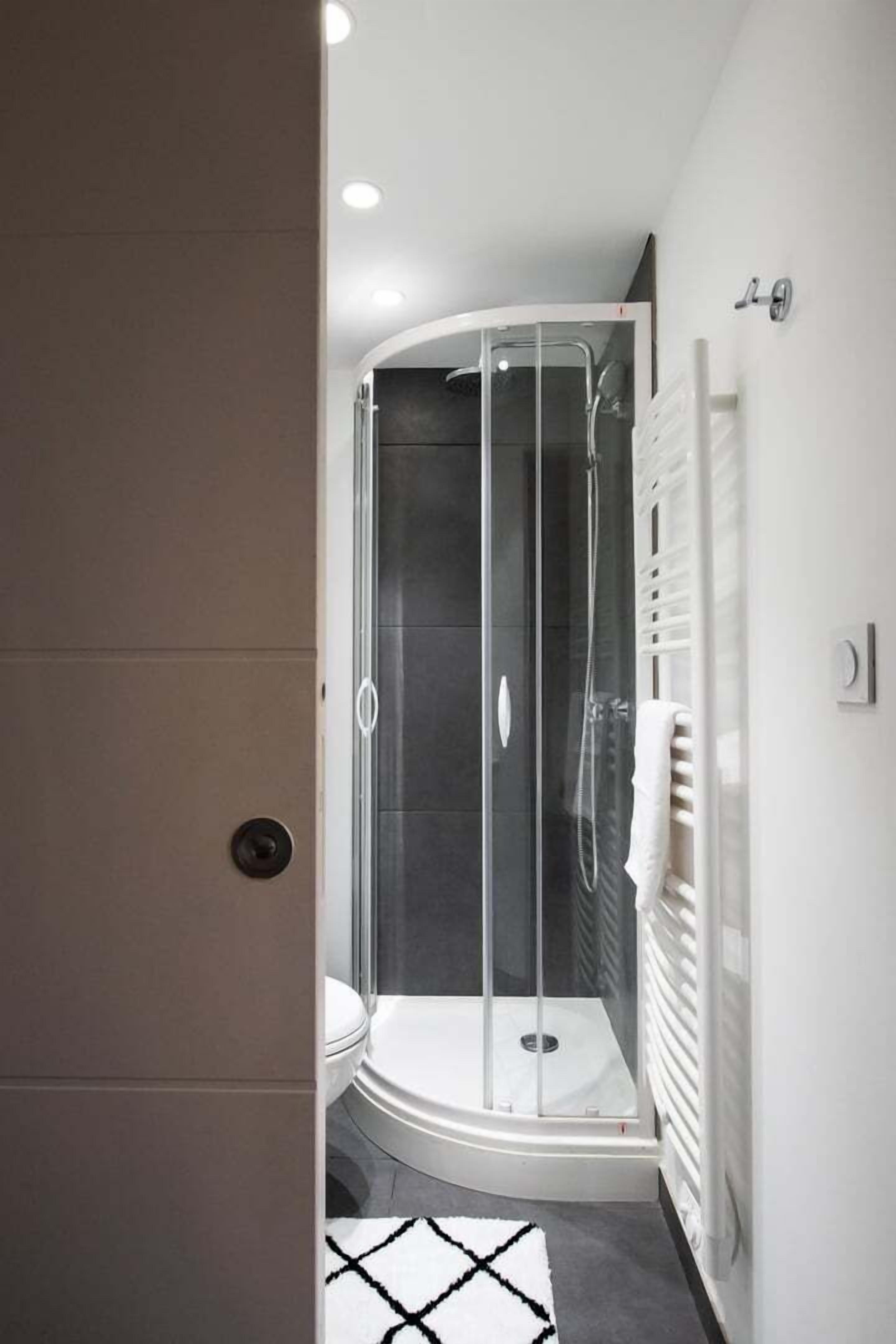 Douche, sèche-cheveux, serviettes fournies